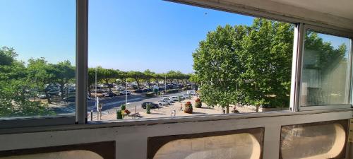 - une vue sur le parking depuis la fenêtre dans l'établissement F2 confortable Carnon-Plage, à Carnon-Plage