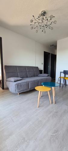 a living room with a couch and a coffee table at F2 confortable Carnon-Plage in Carnon-Plage