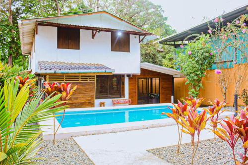 Casa Sua--Cozy 3 Bedroom Dominical Beach Cottage with Pool