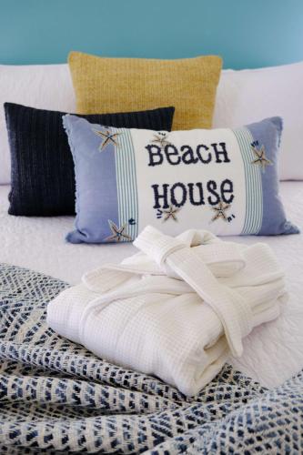 Ένα ή περισσότερα κρεβάτια σε δωμάτιο στο New Regal Manor Paradise Dreamy Heated Pool Spa