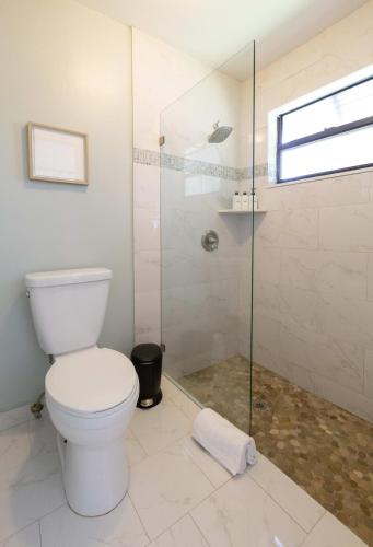 Ένα μπάνιο στο New Regal Manor Paradise Dreamy Heated Pool Spa