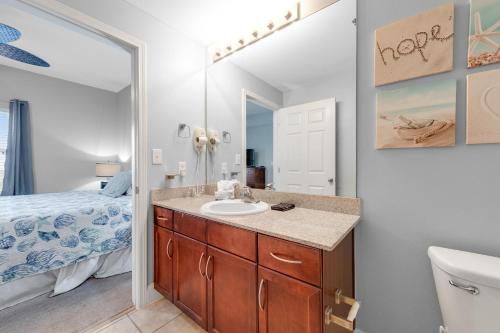 La salle de bains est pourvue d'un lavabo, d'un lit et d'un miroir. dans l'établissement Laketown Wharf 1416!, à Panama City Beach