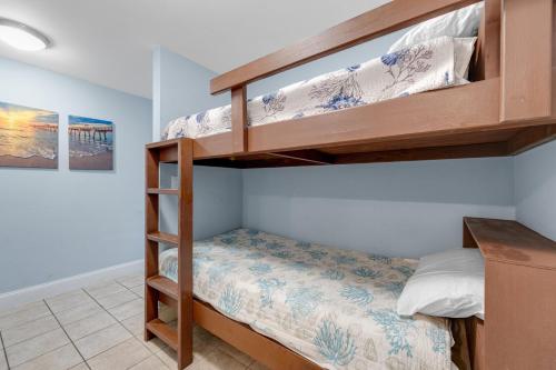 - une chambre avec 2 lits superposés dans l'établissement Laketown Wharf 1416!, à Panama City Beach