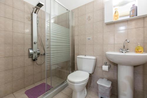 a bathroom with a shower and a toilet and a sink at Central Cozy Apartment 3 in Sparta