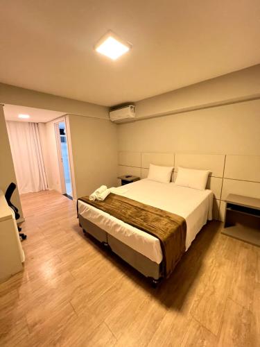 una camera con un grande letto di SG Apart Hotel a São Gonçalo do Rio Abaixo