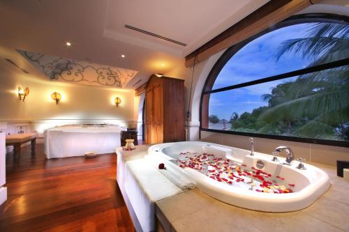 Ванная комната в PARKROYAL Penang Resort