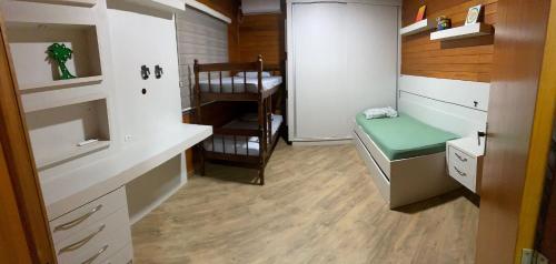 Cama o camas de una habitación en Casa Brisa do Mar: Piscina e Conforto - Penha