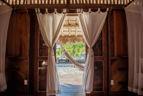 una puerta abierta a una habitación con cortinas en Ventana Hotel, en Prea