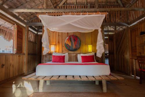 een slaapkamer met een hemelbed bij Ventana Hotel in Prea