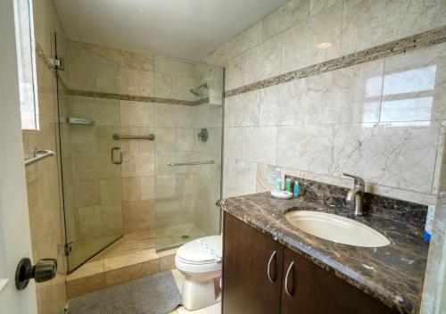 uma casa de banho com um chuveiro, um lavatório e um WC. em Miami Hollywood Incredible 2 Bedroom 2 Bathroom 005-22bmar em Hollywood
