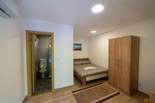 Ένα ή περισσότερα κρεβάτια σε δωμάτιο στο Šljivo Apartmani