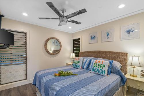 um quarto com uma cama e uma ventoinha de tecto em Updated 1Br 1Ba Condo in the Kiahuna Plantation Resort near Poipu Beach 430 em Koloa
