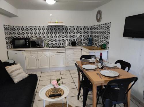 un salon avec une table et une cuisine dans l'établissement Le Lorry 2, à Laruns