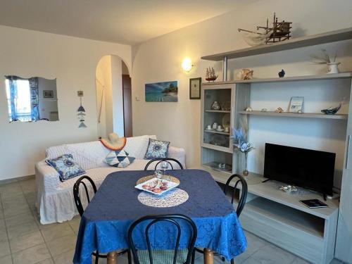 uma sala de estar com uma mesa e um sofá em STELLA DI MARE em Marina di San Vito