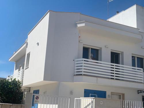 a white apartment building with a balcony at Maison La Nina in Campomarino