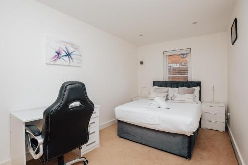 1 dormitorio con 1 cama con escritorio y silla en Henley town centre with parking, en Henley on Thames