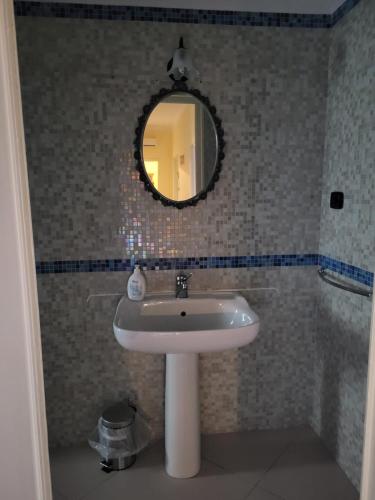 uma casa de banho com um lavatório e um espelho em Vittoria alata em Bari