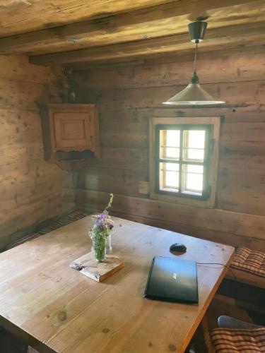a wooden table in a room with a window at 200-Jahre altes Koschuta Bauernhaus 