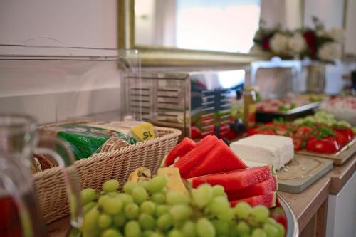a kitchen counter with a bunch of food and grapes at Willa Mycyny oraz domki in Mycyny
