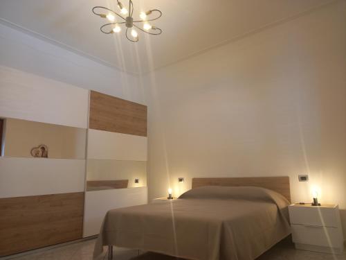 1 dormitorio con 1 cama y 2 luces en la pared en Le tre coccinelle, en Porto Cesareo