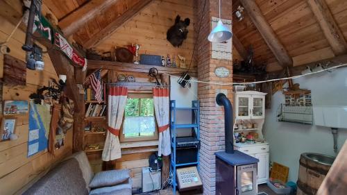a room with a fireplace in a log cabin at Agroturystyka na Słonecznej Orawie u Dzikich in Jabłonka