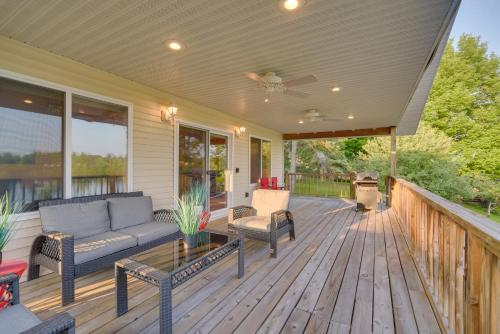 Balkón nebo terasa v ubytování Lakefront Birchwood House with Deck and Fire Pit!