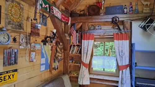 a room with a window in a log cabin at Agroturystyka na Słonecznej Orawie u Dzikich in Jabłonka