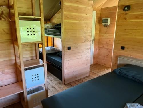 Habitación pequeña con 1 cama y literas en Safaritent 2, en Swalmen