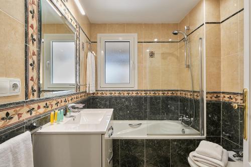 W łazience znajduje się umywalka, wanna i prysznic. w obiekcie Sandy Beach w Maladze