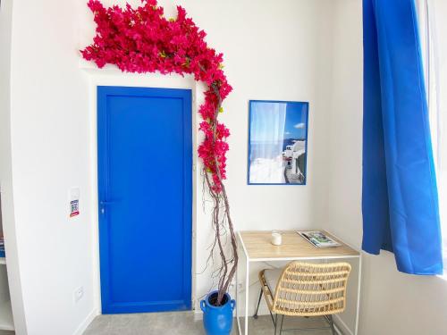 Una televisión o centro de entretenimiento en Le Santorini - centre ville & terrasse privée