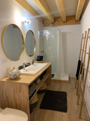 W łazience znajduje się umywalka, prysznic i lustra. w obiekcie La Villa d ´Emma w mieście Juvignac