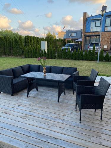 un patio con sofá, mesa y sillas en Dainiaus Apartamentai, en Palanga