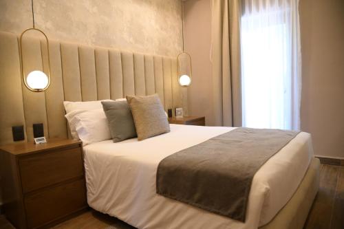 a bedroom with a large bed and a window at Hotel Victoria in Lagos de Moreno