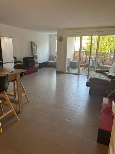 - un salon avec un canapé et une table dans l'établissement Studio meublé, à Perpignan