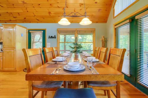 Fotografie z fotogalerie ubytování Beautiful Smoky Mountain Chalet with Game Room! v destinaci Murphy