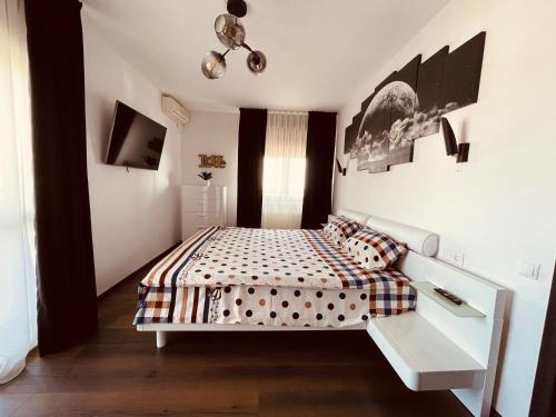a small bedroom with a bed and a desk at MOZART RESIDENCE PLOIEȘTI Family and Business Apartment in Ploieşti