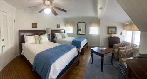 une chambre d'hôtel avec deux lits et un canapé dans l'établissement Cherokee Lodge, à San Diego