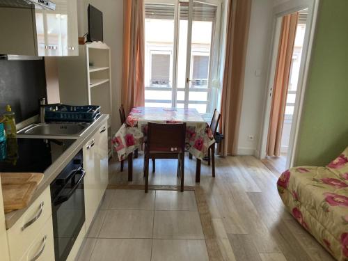 - une cuisine et une salle à manger avec une table et un canapé dans l'établissement STB2, à Strasbourg