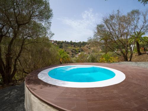 una piscina rodeada de un círculo marrón y blanco en Agroturismo Suites Hacienda los Olivos, en Santa Brígida