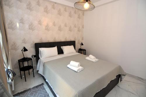 una camera da letto con un letto e due asciugamani di La Casa Blanca a Kavala