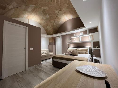 - une chambre avec un lit et une table dans l'établissement AvVolta nel Salento - Room & Relax, à Torchiarolo