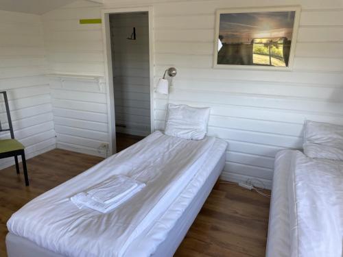 Cette chambre blanche dispose d'un lit d'angle. dans l'établissement 2 stugor, med panoramautsikt, paradis för fågelskådare och vandrare, självstäd efter besök, à Mörbylånga