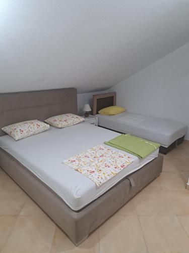 two twin beds in a room with at Apartments Pejanović in Kotor