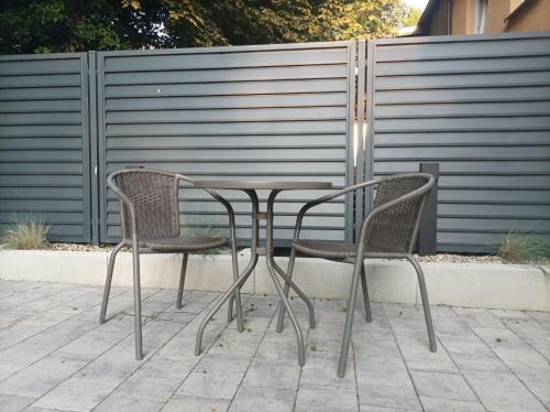 two chairs and a table and a table and chairs at Sileo Apart No.85 in Ustka