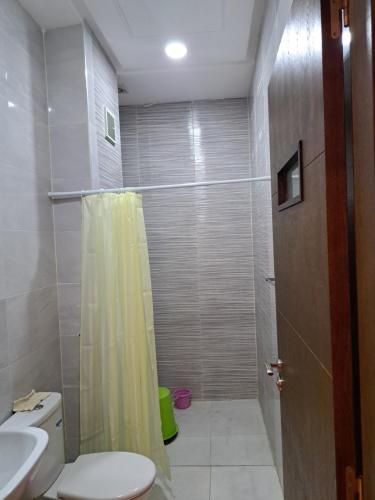een badkamer met een douche, een toilet en een wastafel bij Apparemment près de la rivière Sebou in Kenitra