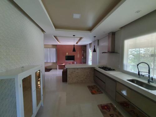 una cocina con fregadero y encimera en Casa em Victor Hugo - 5 km do parque do china, en Domingos Martins