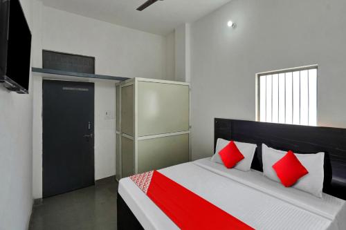Llit o llits en una habitació de OYO Flagship Amazing Inn