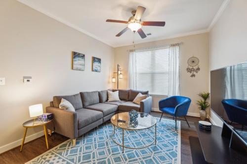 Χώρος καθιστικού στο Stylish 1 BR Apartment w Movie Theater