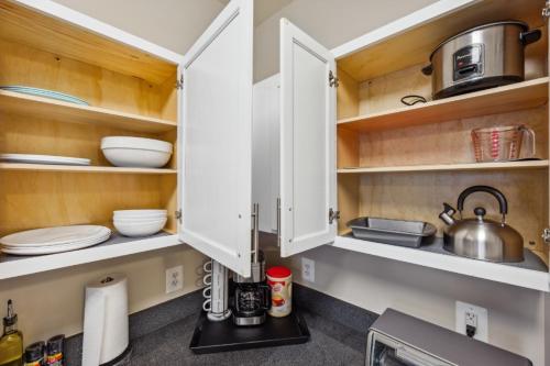 Η κουζίνα ή μικρή κουζίνα στο Stylish 1 BR Apartment w Movie Theater