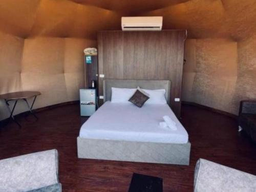 Ένα ή περισσότερα κρεβάτια σε δωμάτιο στο Wadi Rum Gulf camp